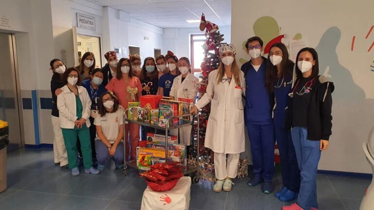Consegna regali nel reparto di oncoloematologia pediatrica dell’ospedale di Taranto